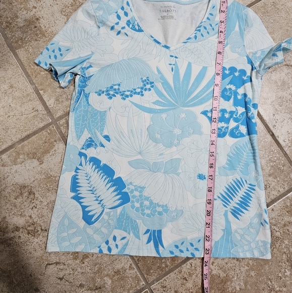 Talbots Women’s Medium Blue Floral Tropical Print V-Neck Tee Cotton Blend Preppy - Picture 6 of 6